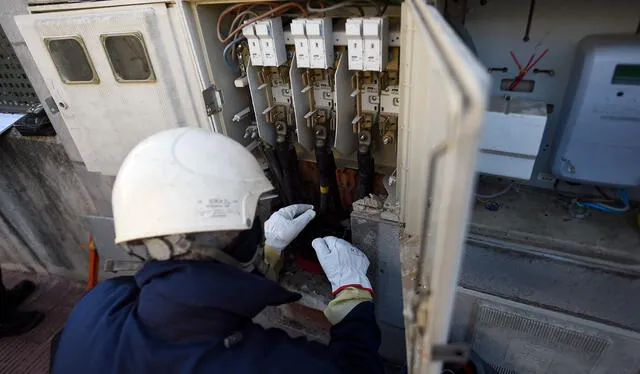 El trabajo de electricista puede brindarte un buen sueldo en la Embajada de Estados Unidos en Panamá. Foto: AFP/referencial   