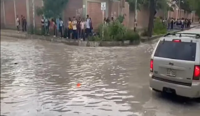  Estudiantes cruzan inmensas quebradas tras intensas lluvias en Piura. Foto: La República.    