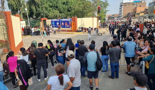  Los estudiantes que llegan tarde al examen de admisión no pueden ingresar al mismo y tampoco se les devuelve el monto de su inscripción. Foto: Mary Luz Aranda / URPI-LR   