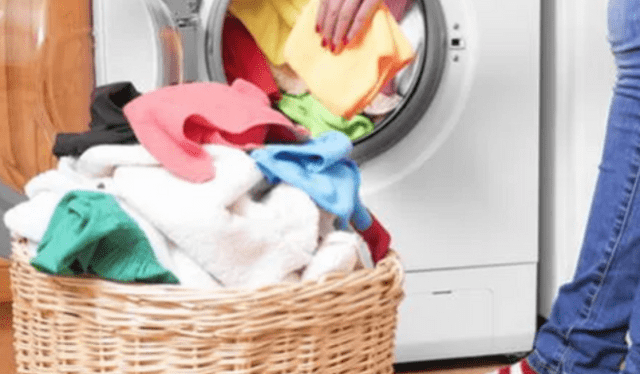 La madrugada es un momento recomendable para lavar ropa en la lavadora.