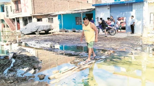  Riesgo. Calles en Chiclayo han sufrido colapso de desagües.    