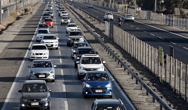 El plazo para pagar el permiso de circulación vence el 31 de marzo, en el caso de los automóviles. Foto: La Tercera   