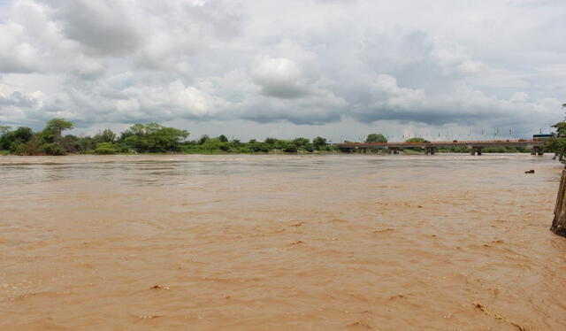  Caudal del río incrementa y pone en alerta a la población. Foto: La República   