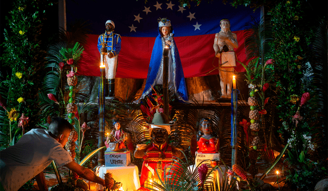 La "diosa-reina" María Lionza en su altar, acompañada de otras deidades y "santos" del espiritismo popular en Yaracuy. Foto: AFP 