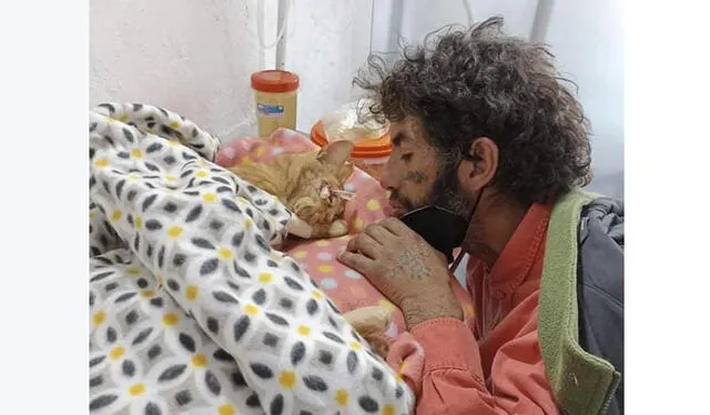  Jorge junto a Casimiro tras operación del felino. Foto: composición LR/ Silvia Sánchez-Facebook   