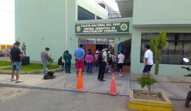  Postulantes intervenidos fueron llevados a la comisaría y no dieron el examen. Foto: Liz Ferrer Rivera/URPI-LR<br>   