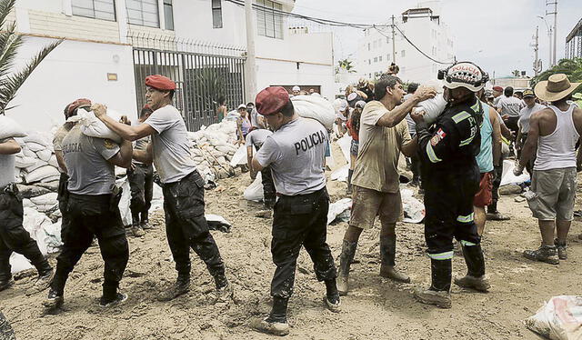 Efectivos. Más policías y militares se sumarán a las labores de auxilio. Foto: Gerardo Marín/La República   