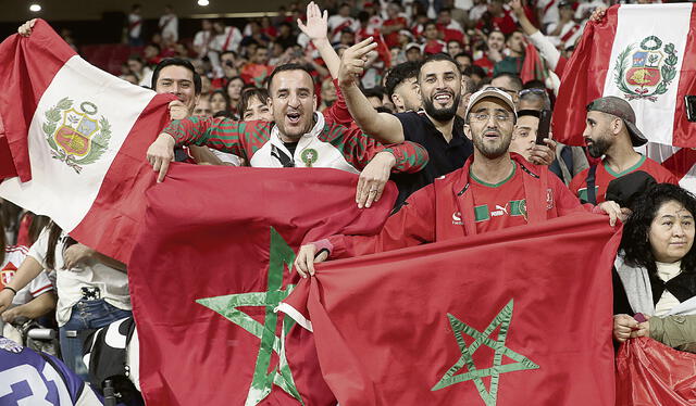  Pasión. Hinchas de Perú y de Marruecos alentando a sus selecciones en el estadio. Foto: difusión    