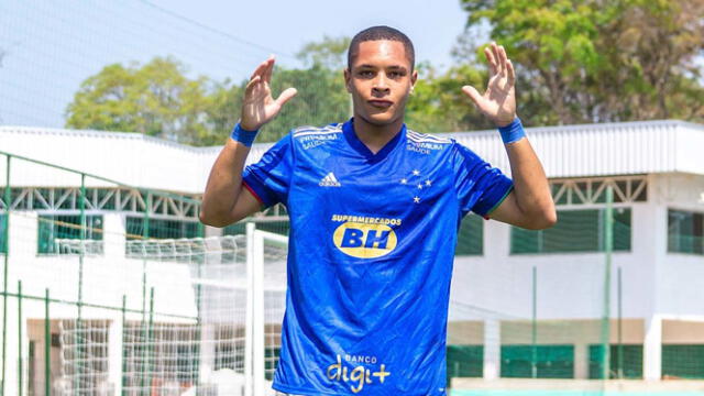 Vitor Roque debutó como profesional en Cruzeiro a los 16 años. Foto: Diário Celeste   