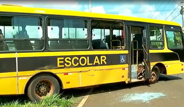 Los estudiantes tuvieron que romper las ventanas del bus para escapar. Foto: captura/Globo   