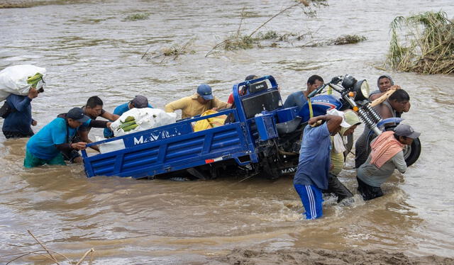  Los ciudadanos usan furgonetas para trasladar sus alimentos. Foto: Paul Sunción    