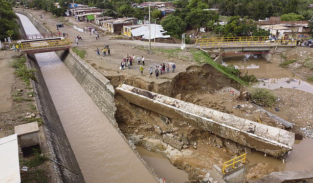 Colapso. La capacidad del canal Taymi fue rebasada por la intensa lluvia. La descarga fue hacia la zona poblada y al viejo río. Foto: Clinton Medina/La República   