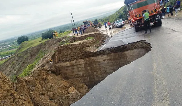 Daños. Hundimiento del suelo afectó la vía. Ya no hay pase. Foto: difusión   