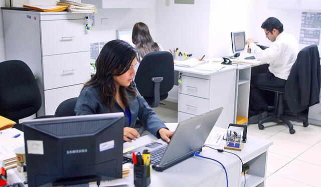 Conoce cuánto debes cobrar por los días de feriado que trabajes. Foto: Andina   