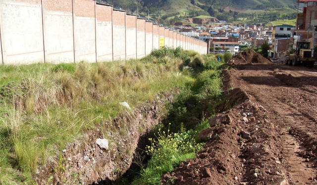 Zanja del INPE que impide labores de construcción de Av. Ciro Alegría, en Urb. Villa Miraflores. Foto: Reportero Ciudadano.    