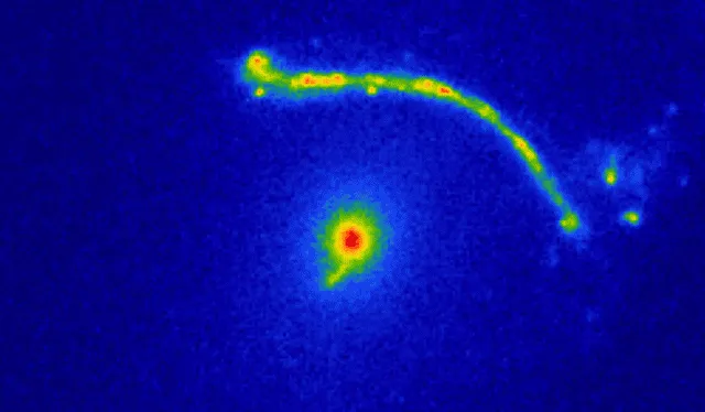  Imagen de la galaxia Abell 1201 BCG (donde está el agujero negro) y la galaxia detrás que aparece magnificada y deformada debido a la gravedad. Foto: NASA/ESA/Hubble    