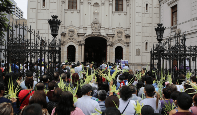  Las personas recorren iglesias durante Semana Santa. Foto: La República.    