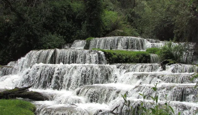  El nombre del valle Campanayuq hace referencia al sonido similar al que hace una campana cuando las aguas de las cascadas golpean una piedra rectangular. Foto: Artesanía Sarhua / Facebook   