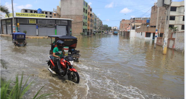  Vías de la urbanización La Primavera parecían ríos por la gran cantidad de agua. Foto: Clinton Medina/ La República    