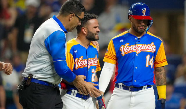 José Altuve quedó lesionado tras un pelotazo durante el Clásico Mundial de Béisbol 2023. Foto: AFP   