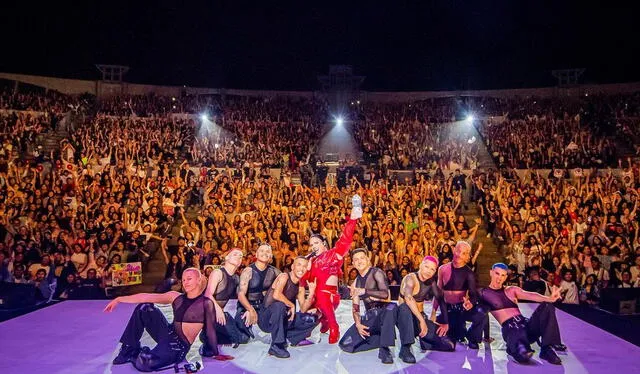  IOA imitando a Rosalía en un concierto en Lima. Foto: Instagram   