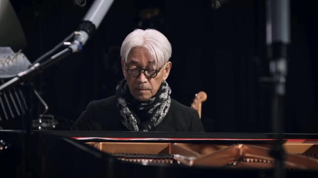 Ryūichi Sakamoto, pianista y compositor japonés. Foto: captura "Playing the piano for the isolated"   