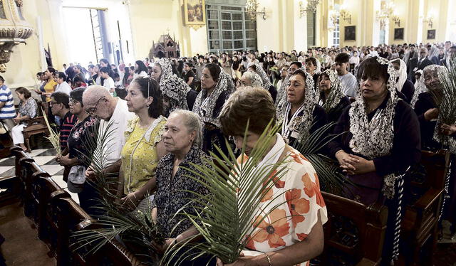  Misa. “Pido por mis familiares y peruanos”, dijo una feligresa. Foto: John Reyes/La República   