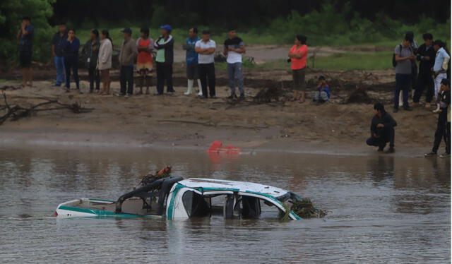  En esta situación quedo el patrullero. Foto: Clinton Medina/ La República    