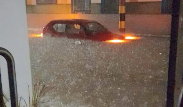 Varios vehículos quedaron atrapados en diferentes parte de la ciudad. Foto: La Voz de Piura   