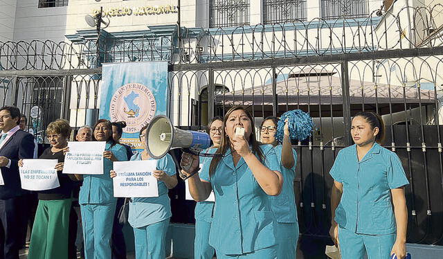 Plantón. Colegio de Enfermeros pide apoyo para su colega. Foto: difusión   