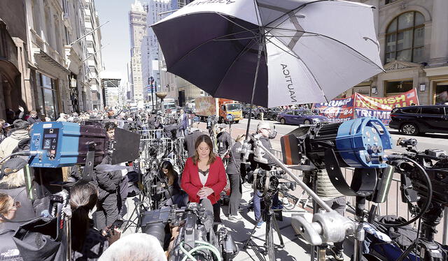 Medios. Más de cien medios de comunicación se instalaron frente al juzgado de Manhattan. Foto: EFE   