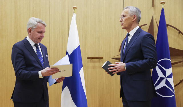 El secretario general de la OTAN, Jens Stoltenberg, entrega los documentos de adhesión de Finlandia al ministro de Asuntos Exteriores, Pekka Haavisto. Foto: AFP   