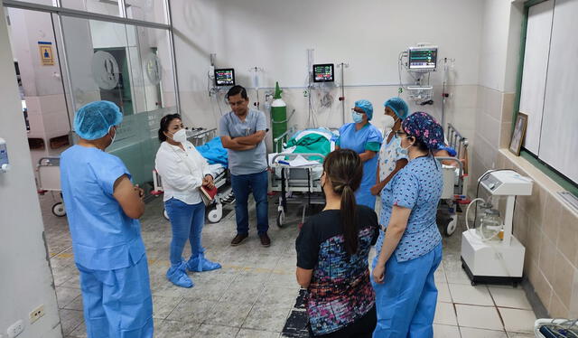 La congresista Maricruz Zeta Chunga recibió los pedidos para este hospital y se comprometió a destrabar la obra paralizada. Foto: La República   