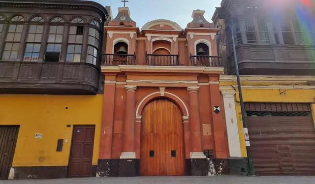  Jesús Martínez Laya detalla cómo está conformada la estructura de la iglesia. Foto: GLR<br><br>    