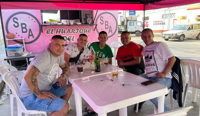 Ryan Salazar suele compartir fotos con su gente y clientes en su huarique en el Callao. Foto: Facebook El Huarique Del "Soldado" 