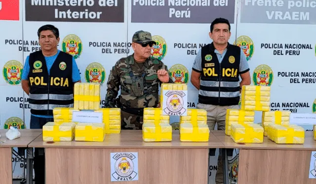  Los narcotraficantes portaban dos sellos de metal con el logo de un delfín. Foto: PNP   