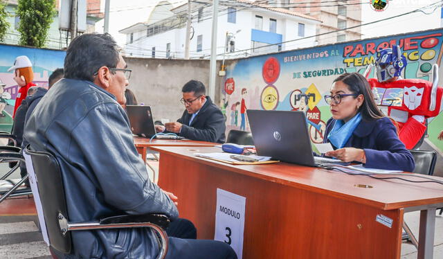 Adulto mayor realizando trámite de brevete electrónico. Foto: Gerencia Regional de Transportes y Comunicaciones (GRTC) - Cusco   