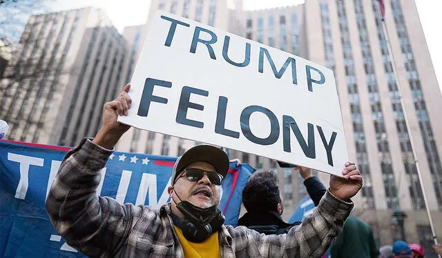 “Trump delito”. Vecinos de NY se manifestaron contra Trump. Foto: EFE   