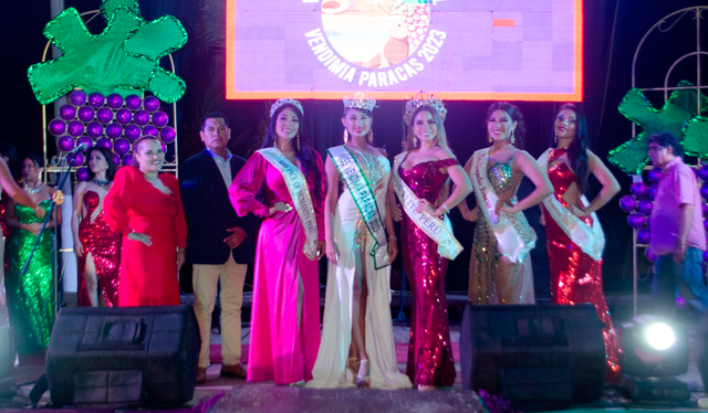  Shirley Figueroa Escalante y Ana Morales fueron coronadas como miss Sonrisa y miss Simpatía, respectivamente. Foto: Sandy Carrión Cruz/La República     