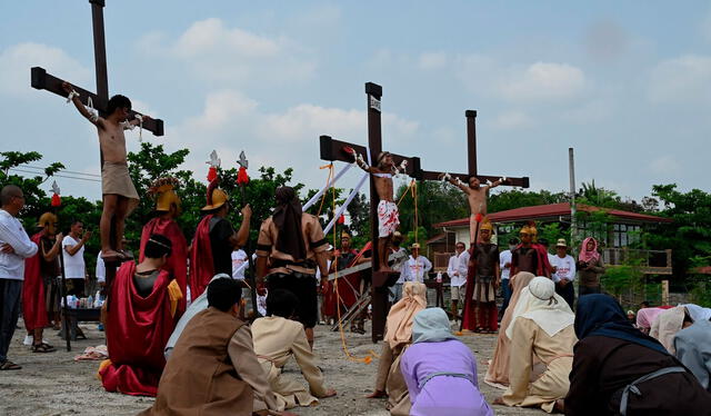  Un grupo de fanáticos católicos en Filipinas celebró el Viernes Santo con crucifixiones y flagelos, como parte de los ritos de Semana Santa. Foto: AFP    