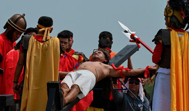  Wilfredo Salvador fue crucificado y tanto sus manos, como sus pies fueron clavados a una cruz, mientras la multitud tomaba fotos y videos. Foto: AFP    