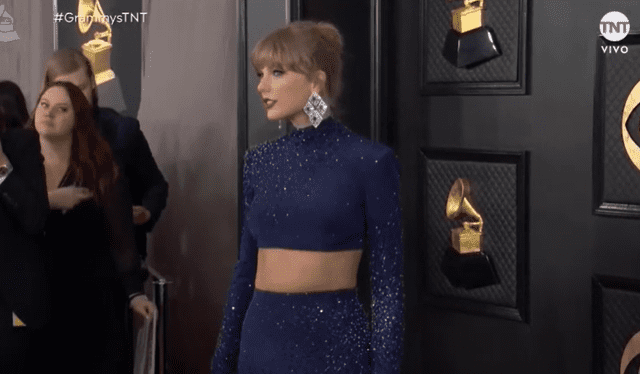  Taylor Swift lució distinguido traje de noche en los Grammys. Foto: TNT    