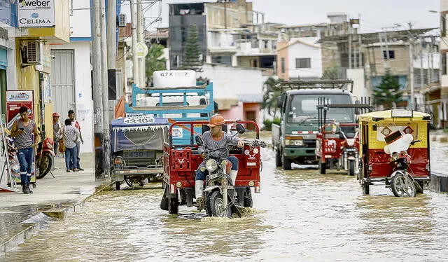  Atrapados. En 6 años, desde El Niño Costero, las autoridades no realizaron en Lambayeque ninguna obra para proteger a las personas ante las inundaciones. Foto: Antonio Melgarejo/La República    