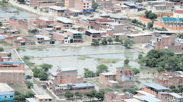  Inundaciones. Las fuertes lluvias siguen afectando varias zonas de Piura. Los vecinos necesitan motobombas para poder sacar el agua empozada de sus casas. Foto: difusión   