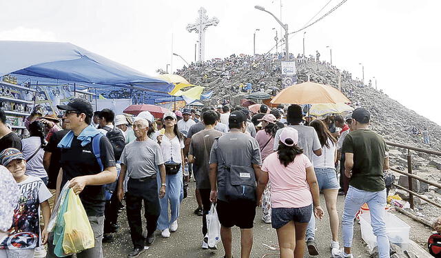  Tradición. Cientos de fieles llegaron al cerro San Cristóbal. Foto: Marco Cotrina/La República   