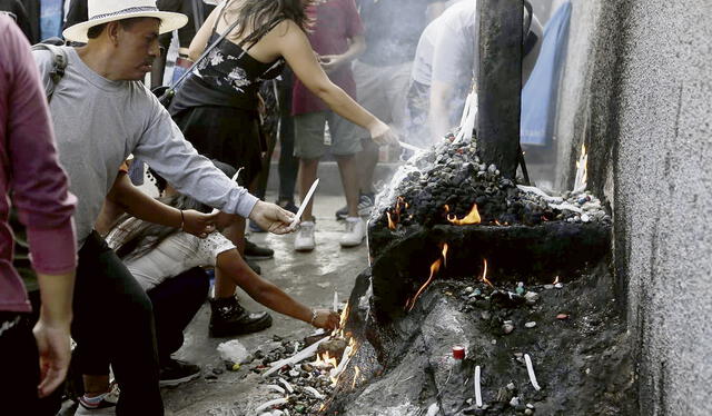  Fe. Limeños encendieron velas y rogaron por sus familiares. Foto: Marco Cotrina/La República   