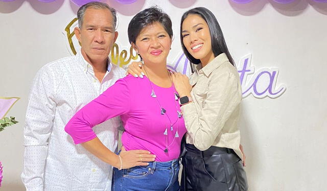  Mei Azo junto a sus padres Jorge Luis Azo y Ana Ayón Delgado. Foto: Ana Ayón/Facebook<br><br>    