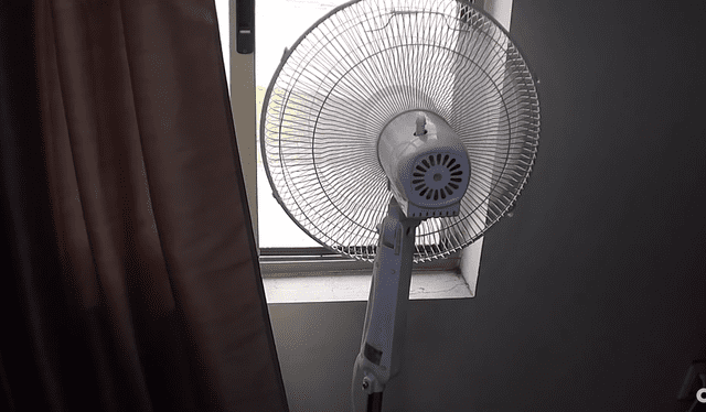 Colocar el ventilador apuntando hacia afuera ayuda a sacar el aire caliente de la habitación. Foto: captura de Youtube/¿Cómo le hago?   