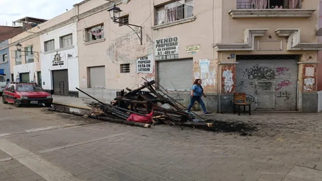  Afectados retiran los escombros que dejó incendio. Foto: Yolanda Goicochea/La República   