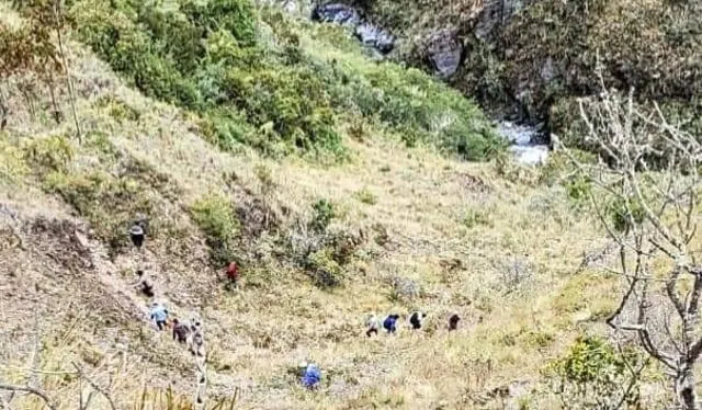  Las cuatro personas que viajaban en el transporte fallecieron. Foto: Kleber Sánchez / La República<br> 